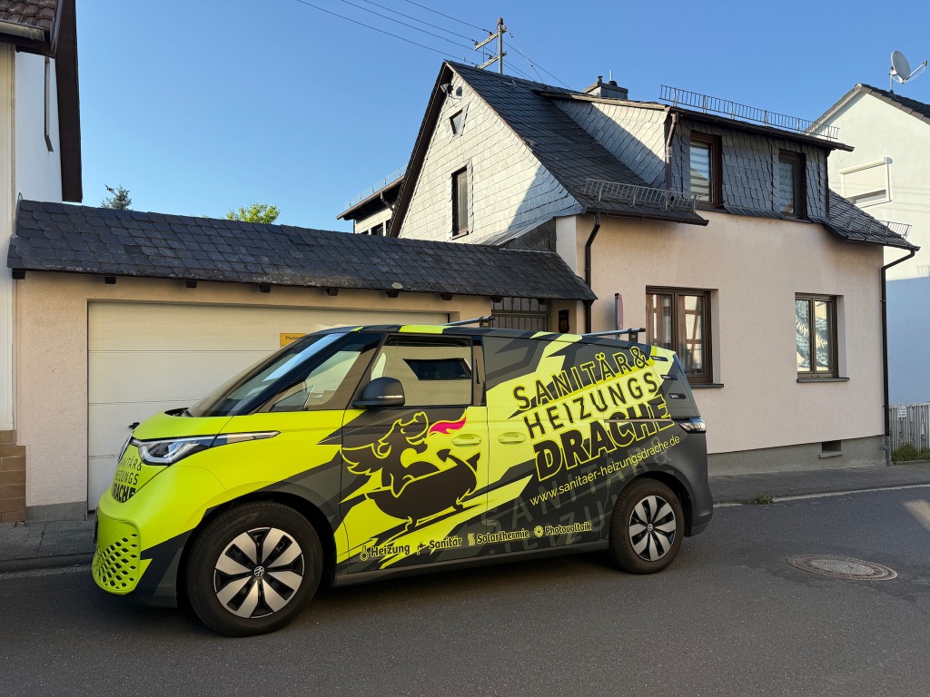 Unser gebrandeter, vollelektrischer VW ID. Buzz - Schrägansicht vorne