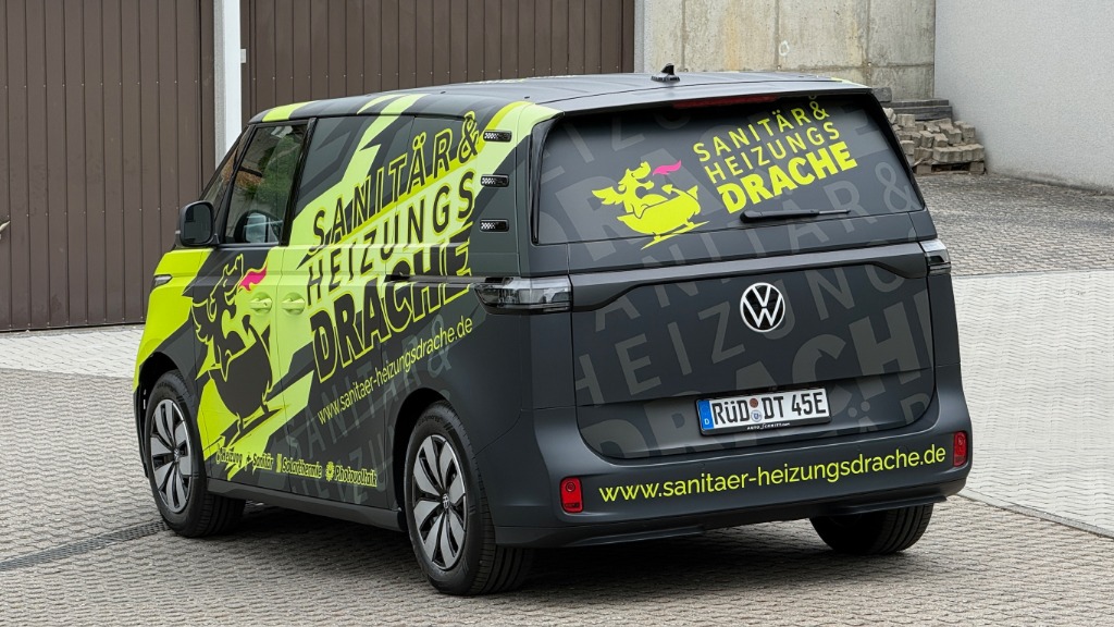 Unser gebrandeter, vollelektrischer VW ID. Buzz - Heckansicht mit Kennzeichen